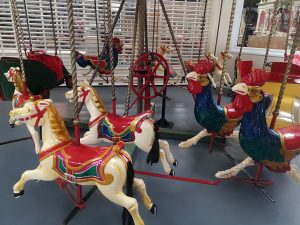 Hand cranked kids ride